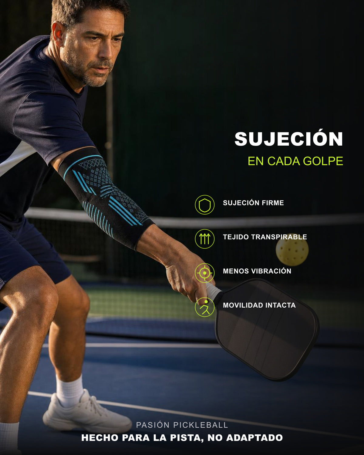Jugador de pickleball en pista con el manguito de codo ARC puesto, en plena acción