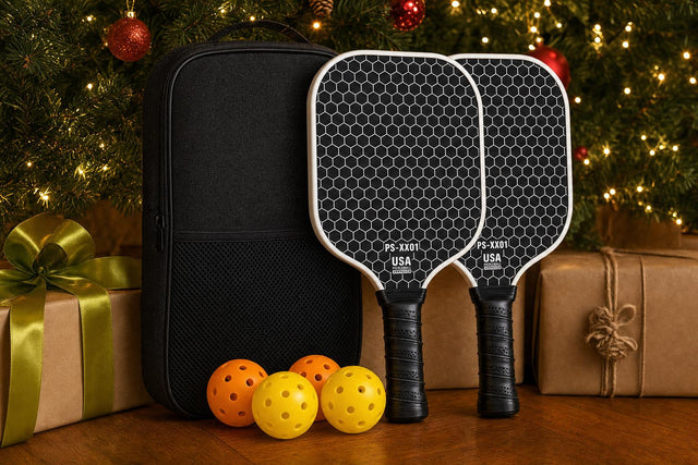 Set de palas Honeycomb con bolsa y bolas junto a un árbol de Navidad
