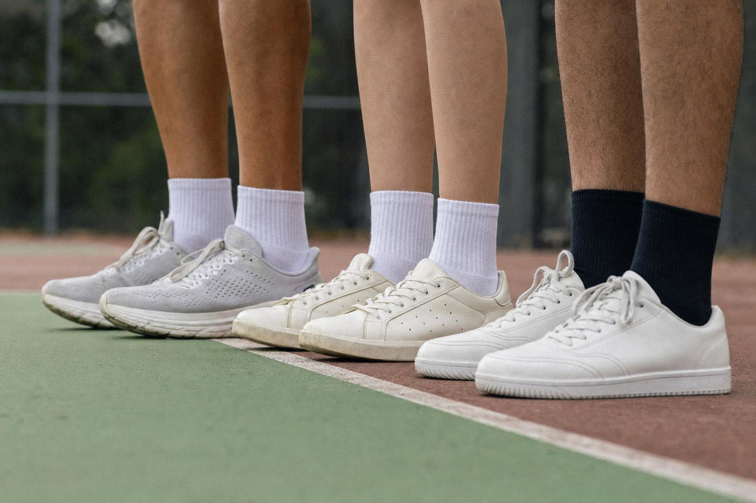 Tres pares de zapatillas alineados mostrando la diferencia de suela entre running y pista