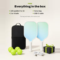Lo que llega en la caja: pala LED, bolsa de transporte, bolas y cable USB-C; la bolsa y las bolas, de regalo