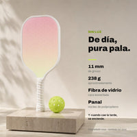 La pala ACE rosa con la luz apagada sobre un pedestal de piedra: 11 mm de grosor, unos 238 g, cara de fibra de vidrio esmerilada y núcleo de panal
