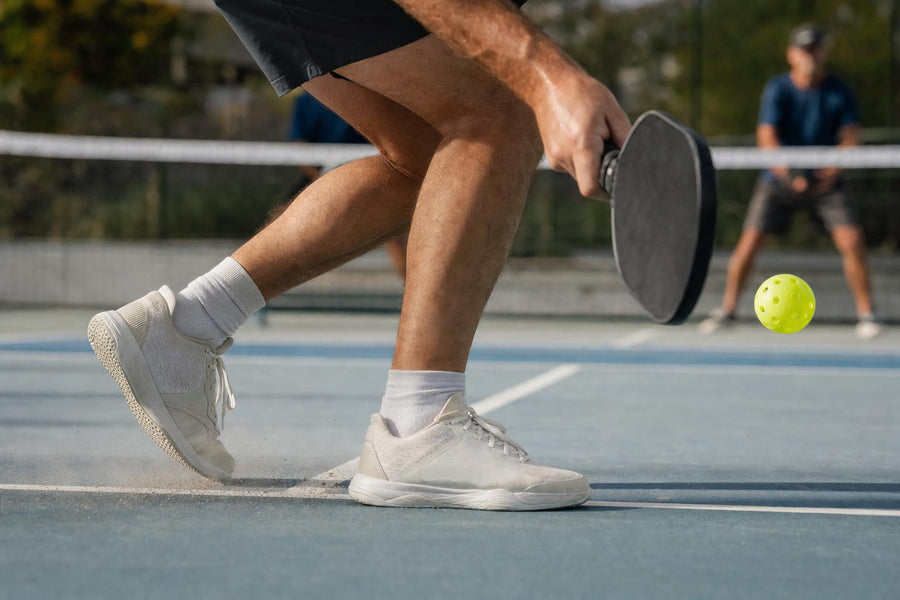 Primer plano de las zapatillas de un jugador frenando en la línea de la cocina