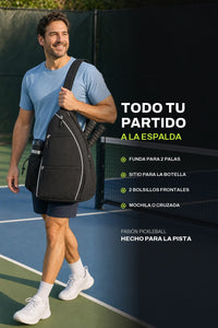 Jugador llegando a la pista con la mochila RALLY cruzada al hombro y las palas en su funda