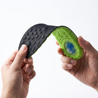 Las plantillas STRIDE flexionadas entre las manos: finas, flexibles y con la cápsula de gel del talón a la vista