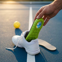 Colocando las plantillas STRIDE en una zapatilla de pista, con la cápsula de gel del talón a la vista
